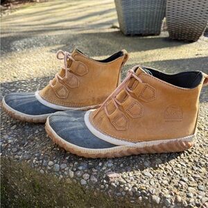 Sorel Brown and Black Lace-Up Boots